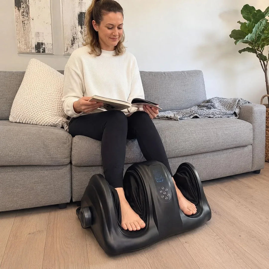 Kvinde bruger Feevra FootEase Pro fodmassager på sofaen
