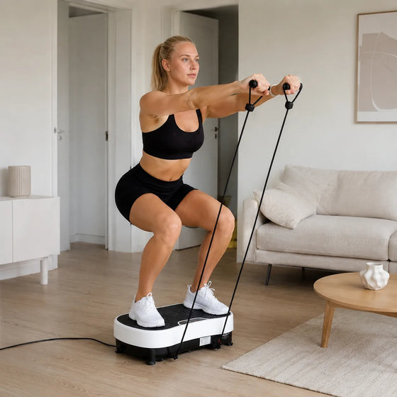 Kvinde træner med elastikker på Feevra Vibrationsplade