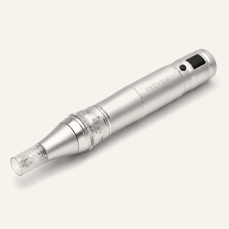 Feevra Microneedling Pen i sølv med steril nålepatron og LED-display, set i vinkel