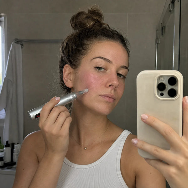 Kvinde tager spejlselfie mens hun bruger Feevra Microneedling Dermapen