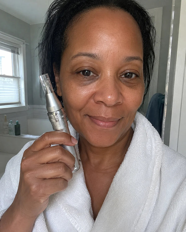 Kvinde bruger Feevra Microneedling Dermapen på huden derhjemme