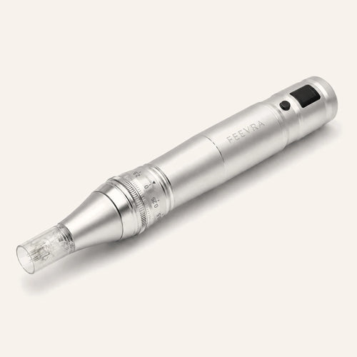 Feevra Microneedling Pen i sølv med steril nålepatron og LED-display, set i vinkel